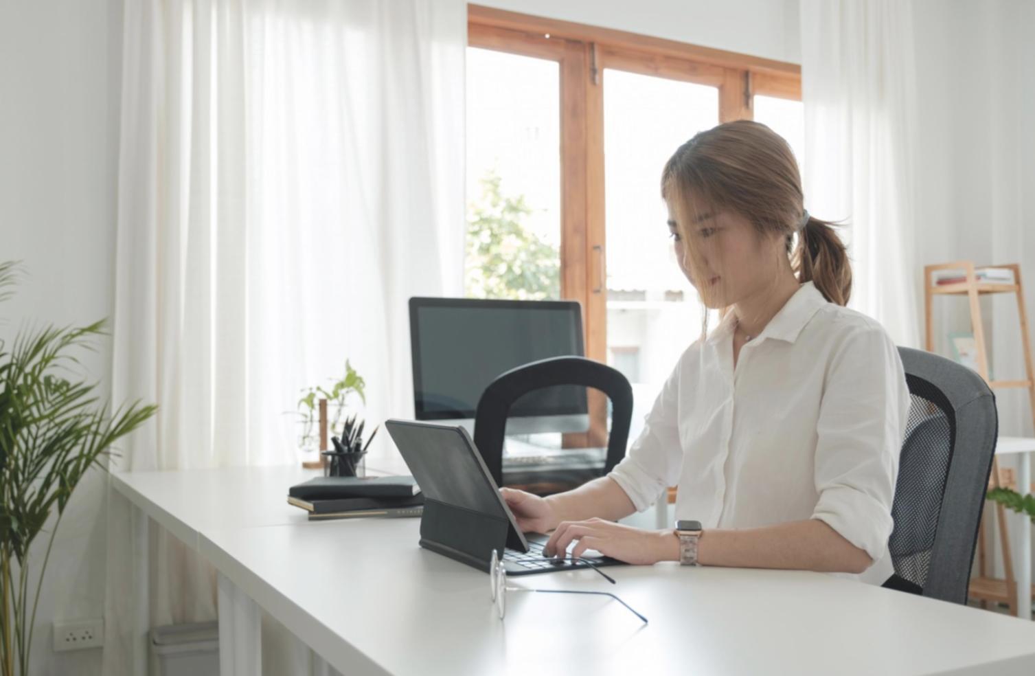 Environnement professionnel d'analyse financière avec documents stratégiques et outils de modélisation